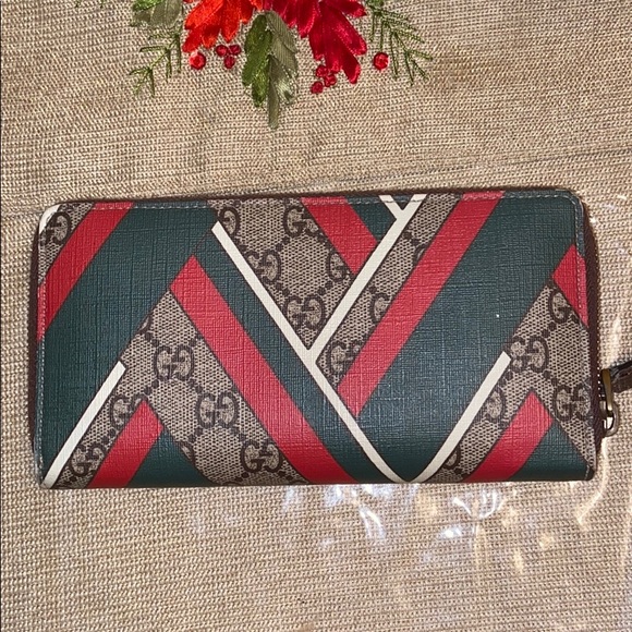 Gucci Handbags - Authentic Gucci wallet